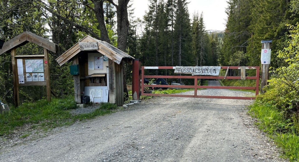 Årsmøte i Fossdalsvegen veglag En betalingsbom med grind på en grusveg.