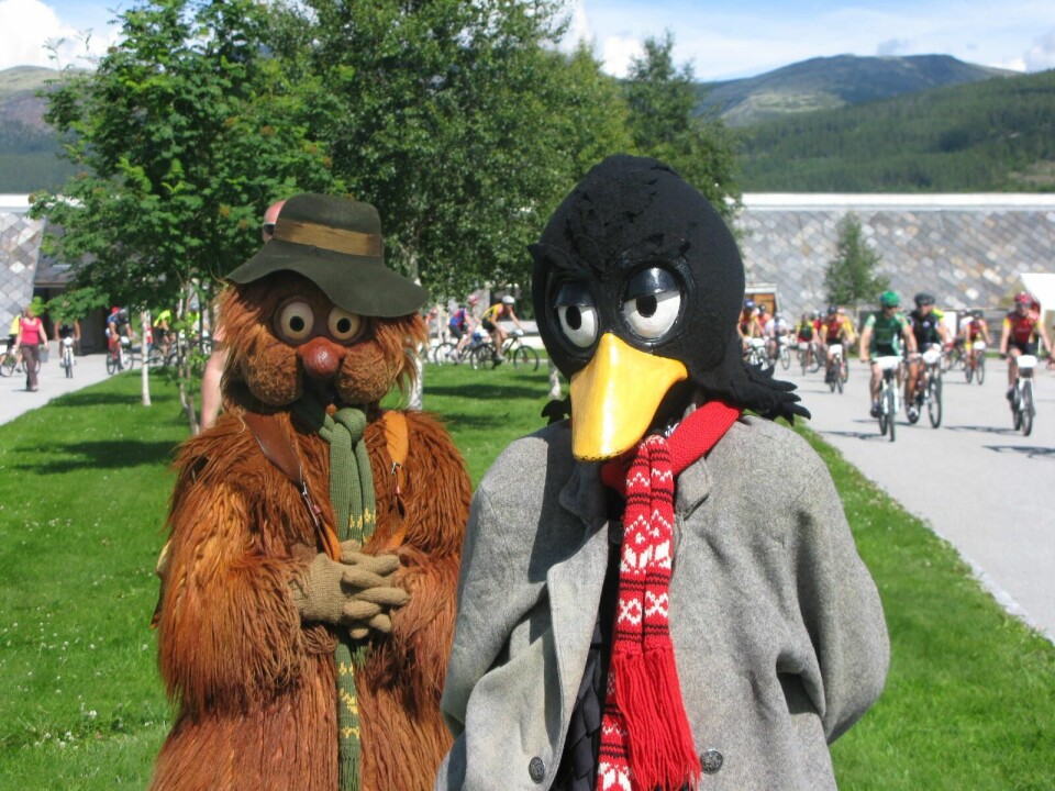 To personer utkledd som figurene Ludvik og Solan fra Flåklypa.