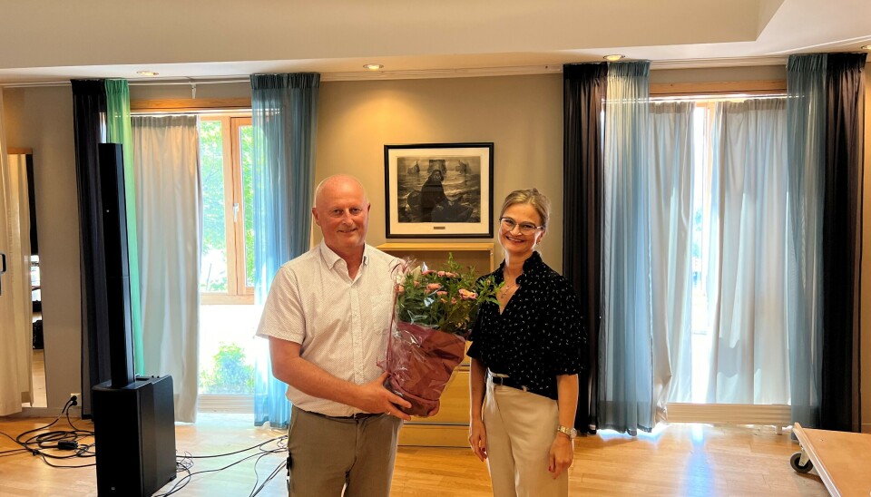 Haugen fikk blomster av ordfører Margrethe Svinvik på tampen av møtet. Haugen fikk blomster av ordfører Margrethe Svinvik på tampen av møtet.