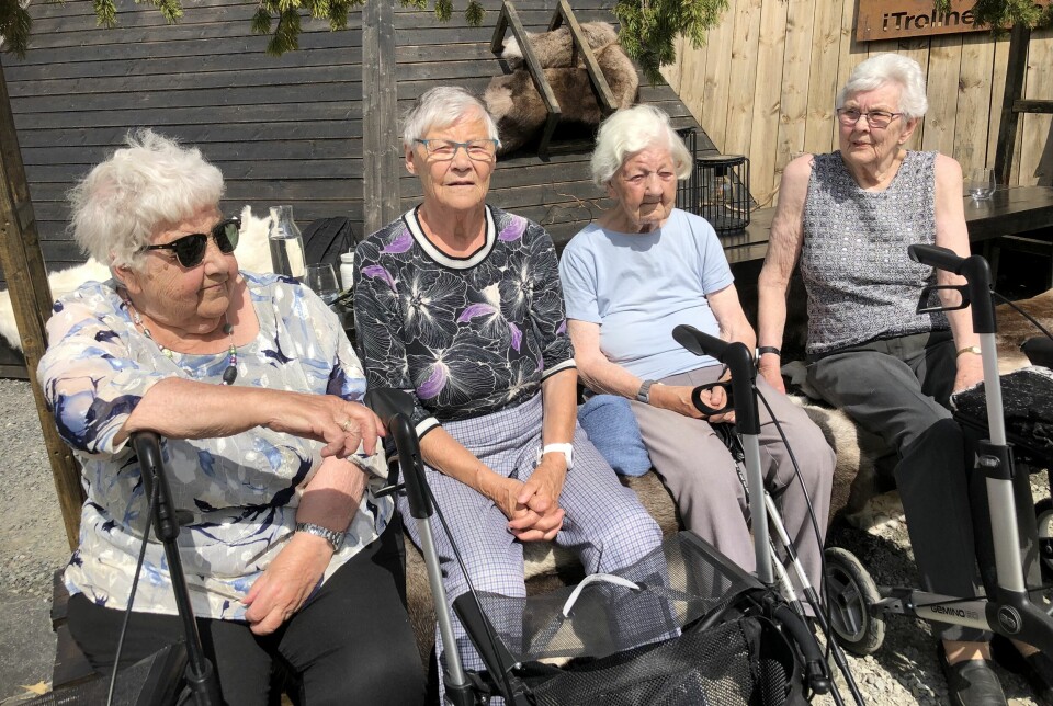 4 eldre kvinner nyter solen