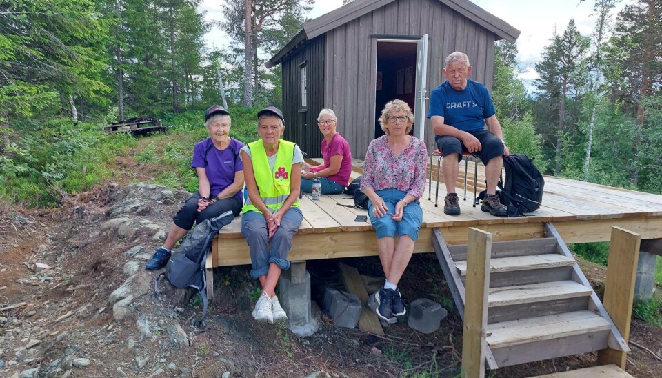 MEnnesker sitter på kanten av en platting