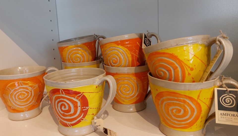 Gule og oransje keramikk kopper