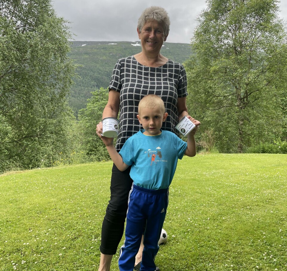 Mikkel Bolme 5 år med bestemor Irene. En dame står med barnebarnet sitt på en gressplen