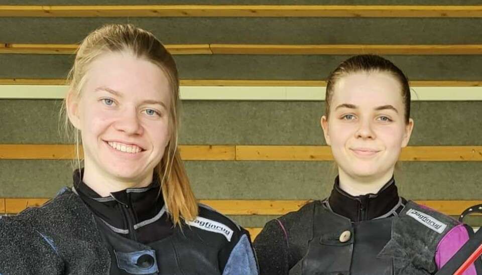 Karen Snekvik (til høyre) vant klasse 3-5 på Lars O. Løseths minnestevne. Jorunn Snekvik til venstre.