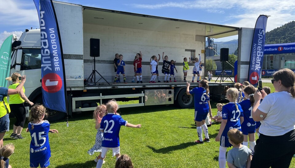 Dansende barn på og fremfor scenen.