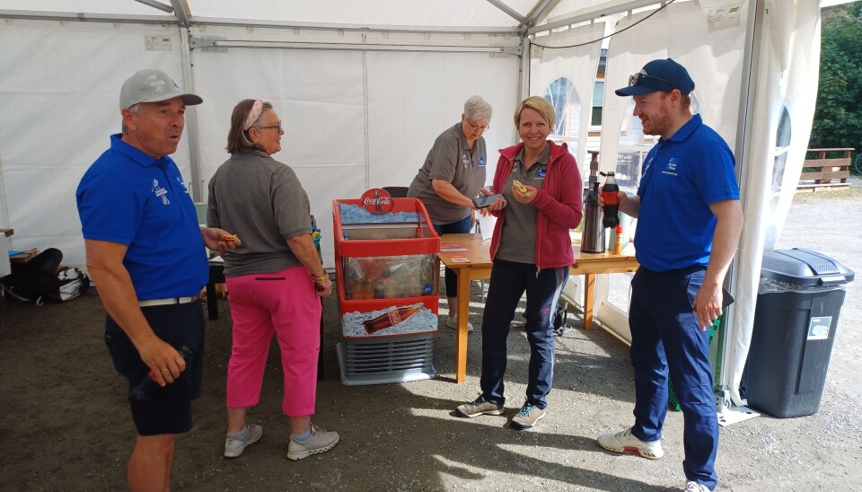 Menn og kvinner spiser mat og lager mat og prater