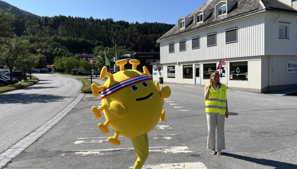 Russejenter både i og utenfor maskotdrakter viste veien og heiet frem de yngste deltakerne for dagen.