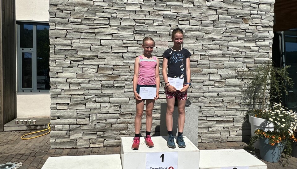 Søstrene Elke og Ida Zwick løp sammen inn til seier i klassen J10-J16.
