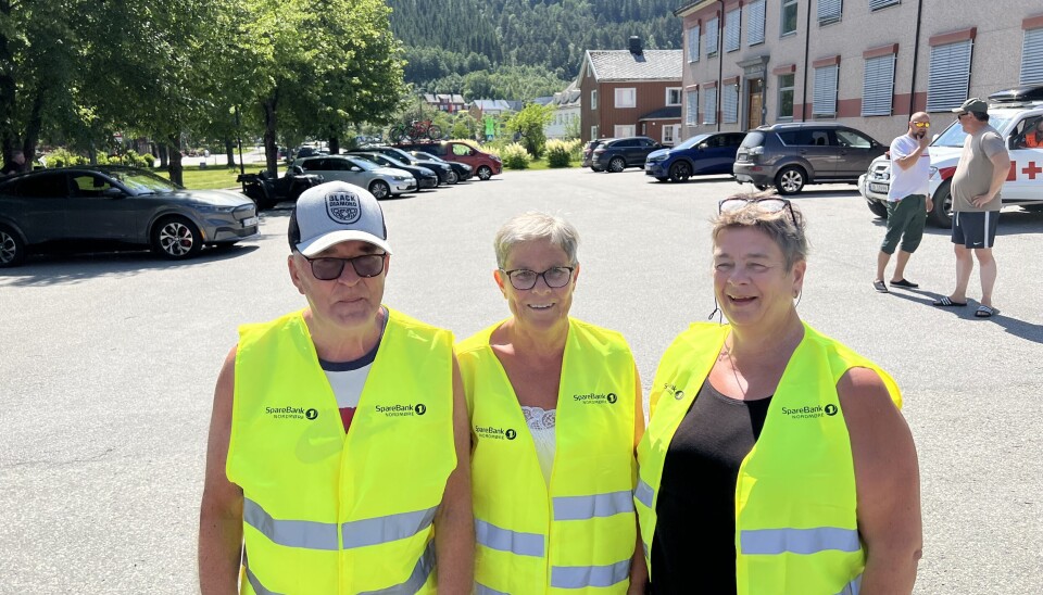 Odd Ulvund, Kjellaug Ulvund og Helga Krangnes var blant løypevaktene for Sanitetsforeningen.