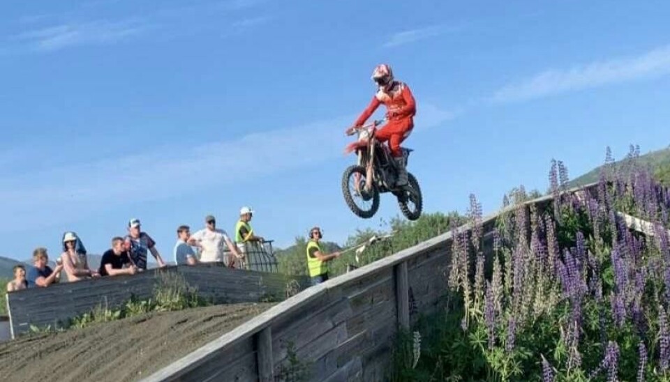 Mann hopper med motocrossykkel