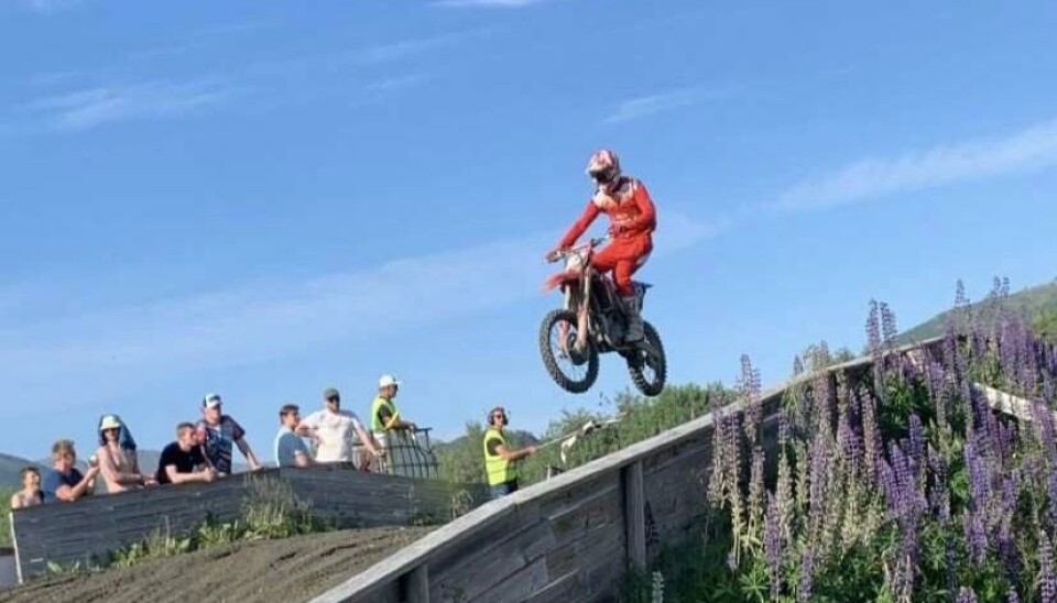 Råg Rindal på tredjeplass i Speedcross NM Mann hopper med motocrossykkel