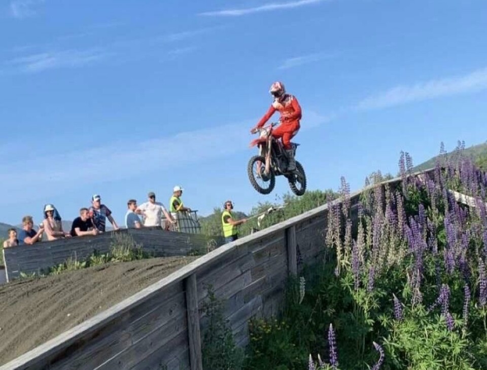 Arkivfoto Mann hopper med motocrossykkel