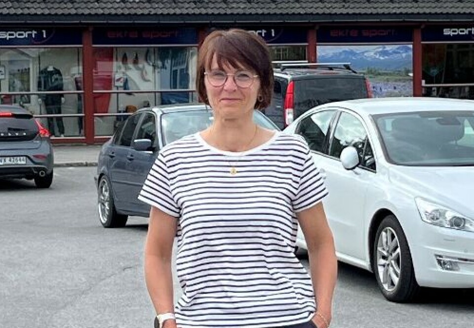 Ordfører Mildrid Kattem Aune håper at bussprisene fra Rindal til resten av Trøndelag snart kan senkes ned til samme nivå som for andre deler av fylket. En mann og ei dame på en parkeringsplass, med biler og et forretningsbygg i bakgrunnen.