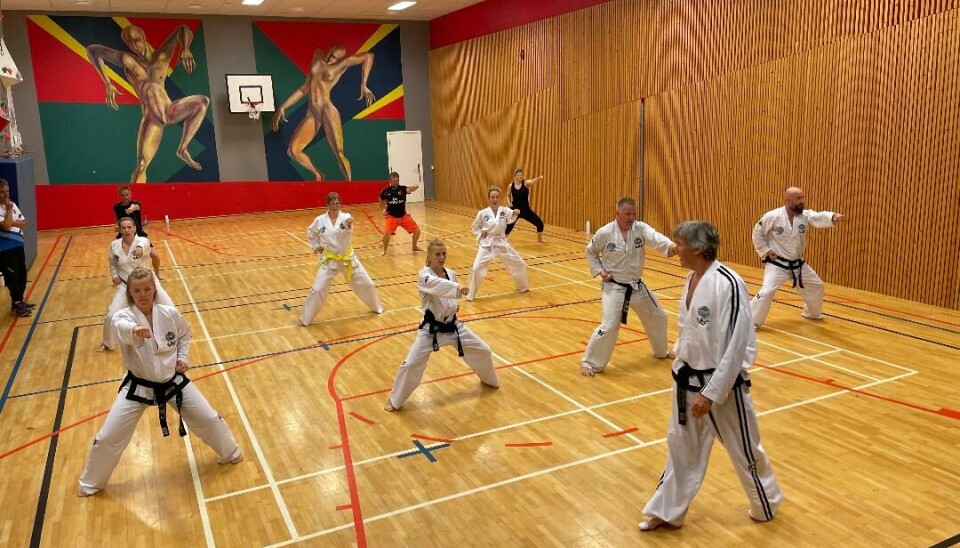 Ti kvinner og menn trener TaekWon-Do.