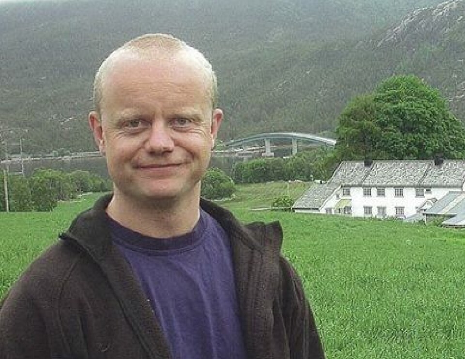 Olav Håkon Ulfsnes, leder i Møre og Romsdal Bondelag. En mann står foran en stor gresslette
