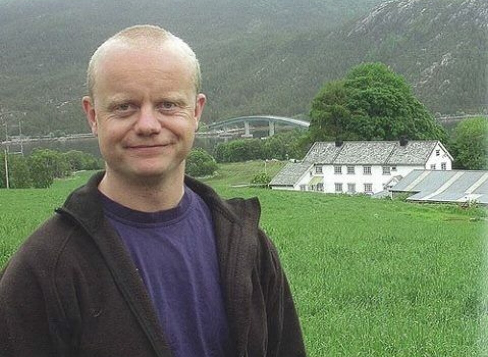 Olav Håkon Ulfsnes, leder i Møre og Romsdal Bondelag. En mann står foran en stor gresslette