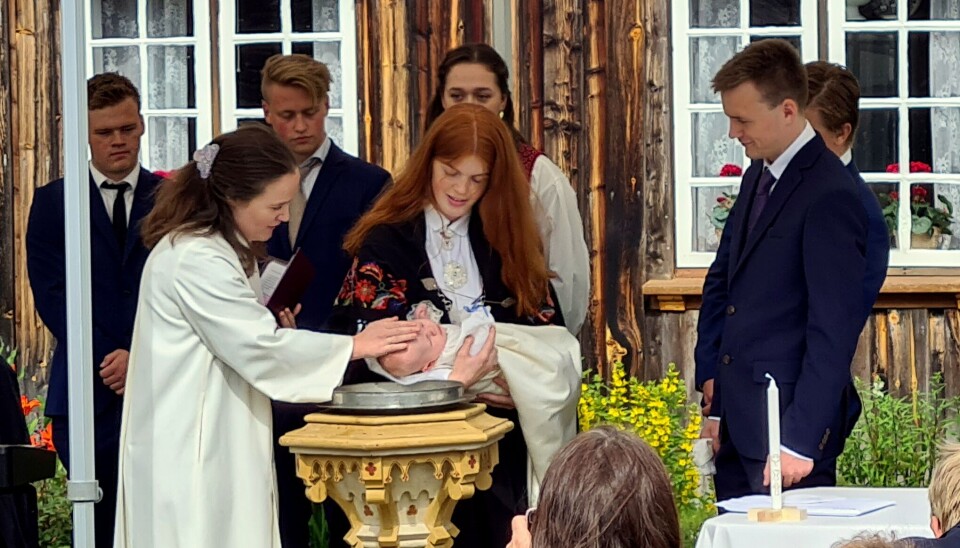 Emil Rise vart døpt. Emil blir døpt