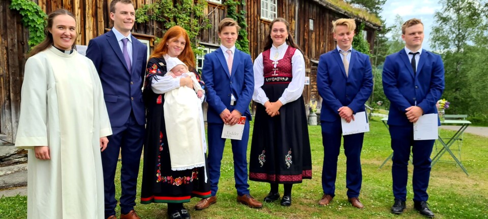 Emil Rise med foreldre, fadderar og prest