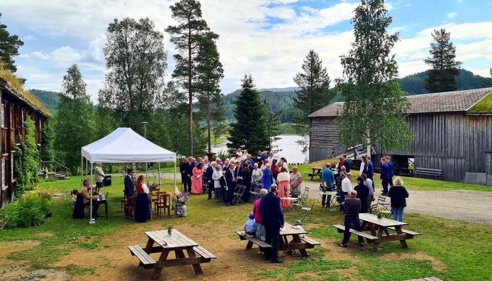 Tunmesse på Rindal Skimuseum med dåpsfølge på veg til plassen sin. tunmesse på museumstunet