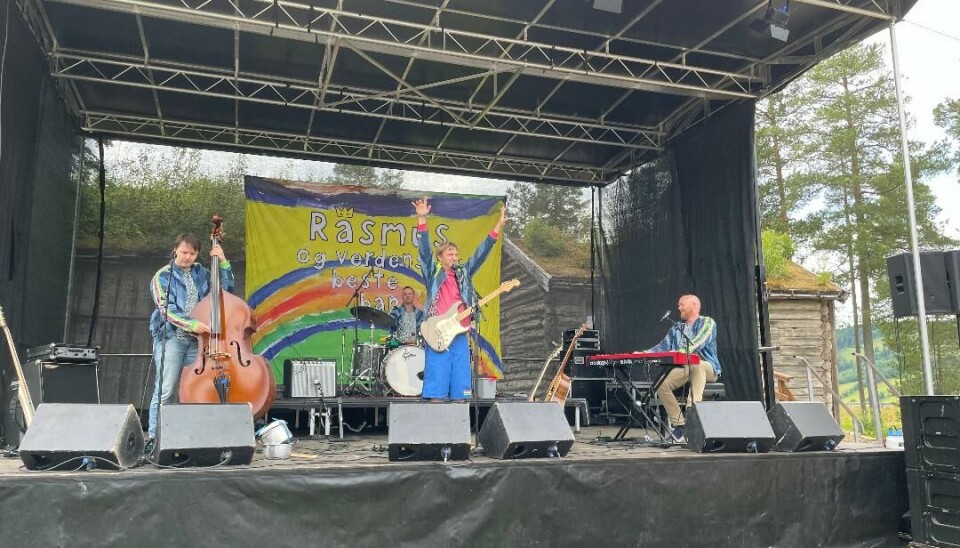 Fire musikere på en scene