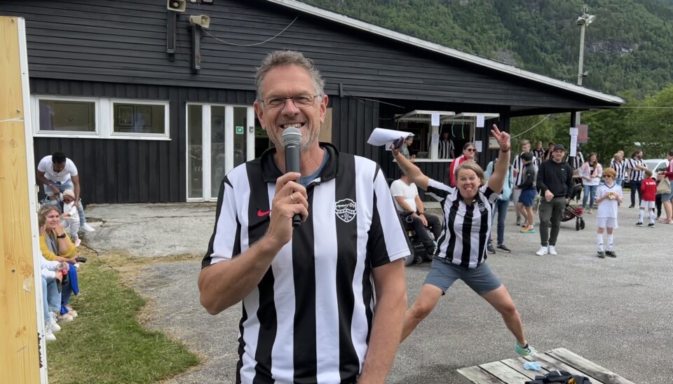 Nils Ove Bruset hadde stålkontroll som speaker, og lot seg ikke vippe av pinnen om det var musikkønsker fra unger, eller fotobomber fra lokale idrettsledere.