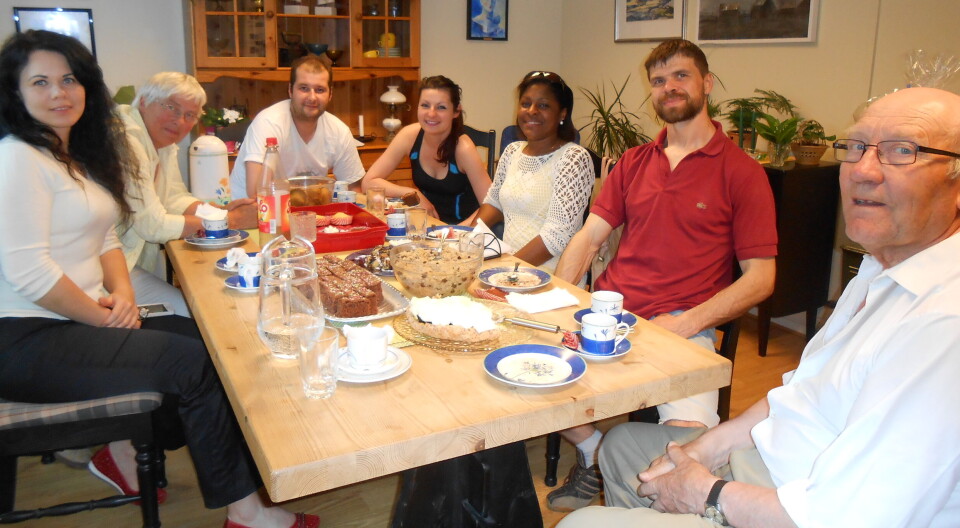 7 personer som sitter rundt et bord.