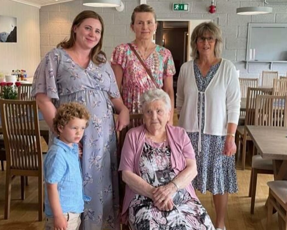 Sundagen var det feiring med slekt og venner på Bolme Pensjonat. Her er fem generasjonar samla under feiringa: Jenny, datter Astri, barnebarn Åse, oldebarn Julianne og tippoldebarn Sander. Ein gutt, hans mor, mormor, oldemor og tippoldemor.