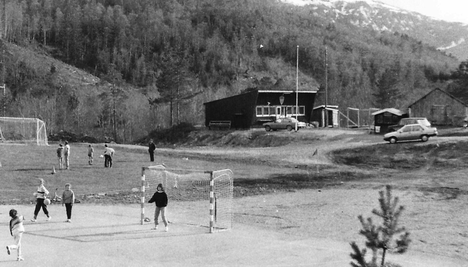 Aktiviteter – også handball - i 1987: «Garderoben» på 1940- og 50-talet var sommarfjøset til høgre!
