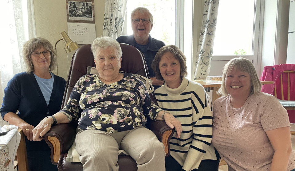 Barnebarna Torill Branem og Grete Elshaug, sonen Olav Elshaug og dotter Astri Talberg var med under intervjuet. Mellom Olav og Astri er det berre eitt år. Ei eldre dame som sitet i en stol, omkranset av fire yngre slektninger.