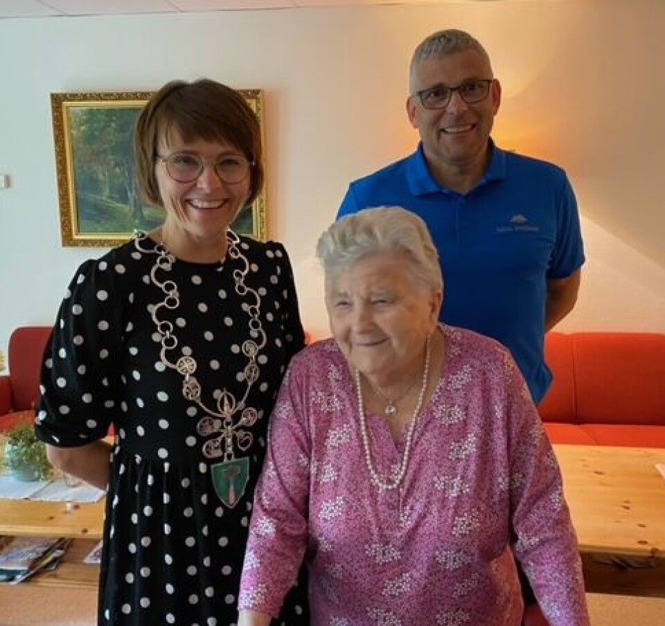 Jenny saman med ordførar Mildrid Kattem Aune og Bjørn Heggem frå Rindal Sparebank. Ei eldre dame saman med ei dame med ordførarkjede og ein mann bak dei.