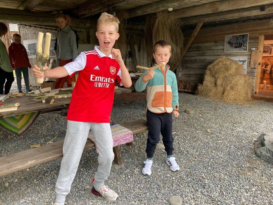 Peder (10,5 år) og lillebror Eivind (6 år) synes spikking er kult!