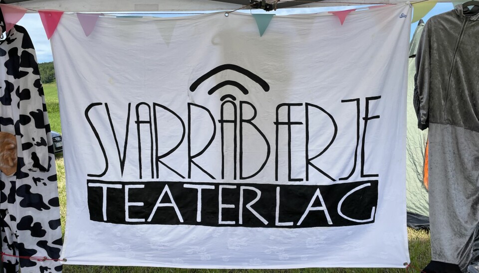 Et hvitt og sort banner hvor det står 'svarrabærje teaterlag med stor skrift