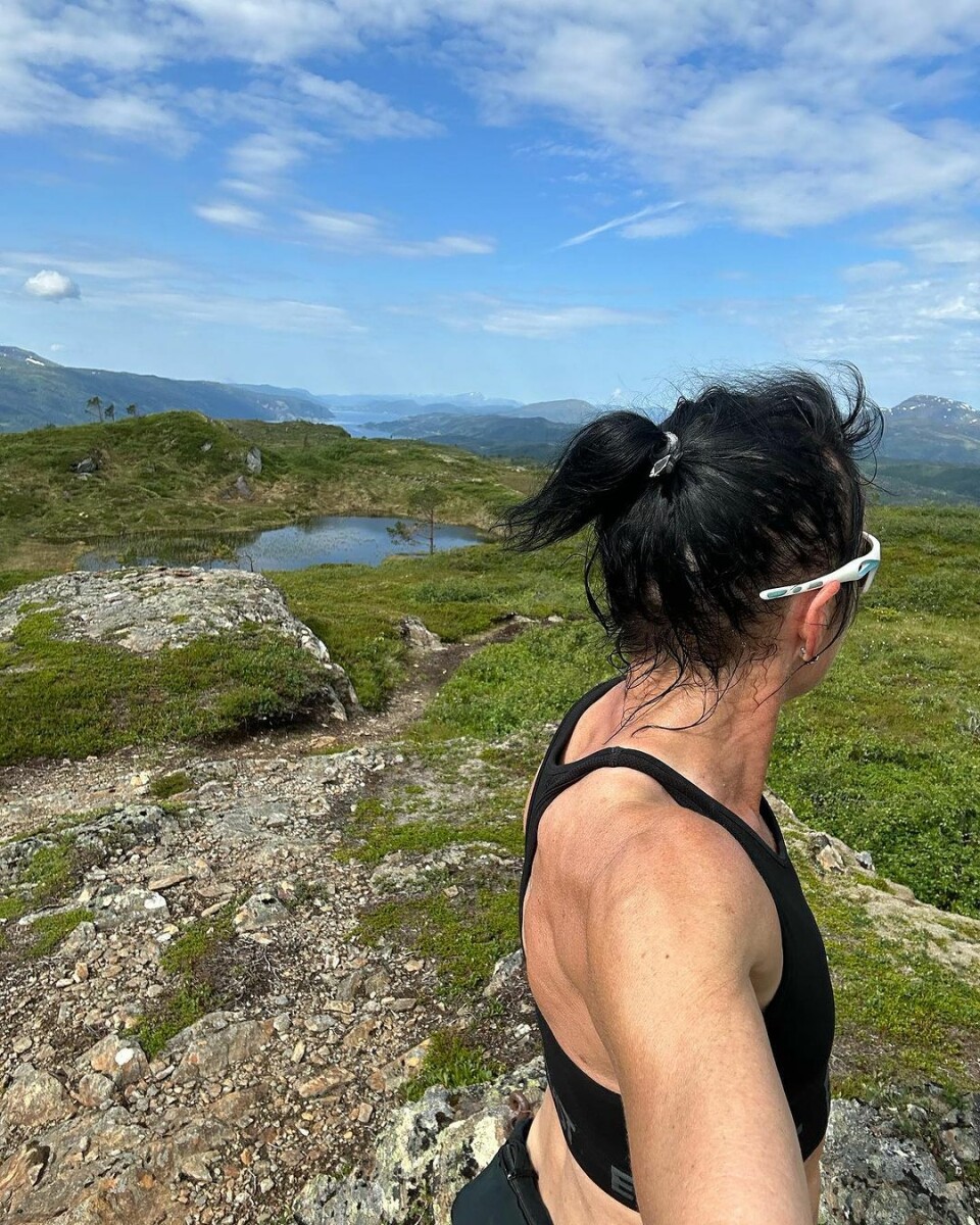 Telstadfjellet på formiddagen En kvinne står på et fjell og ser utover utsikten