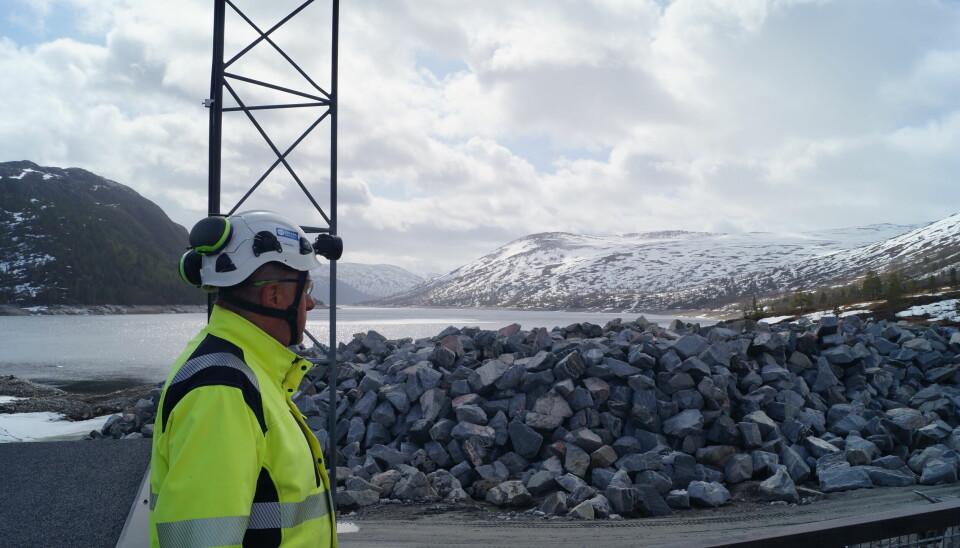 Prosjektleder Jon Aarbakk ved foten av Gråsjø-dammen.
