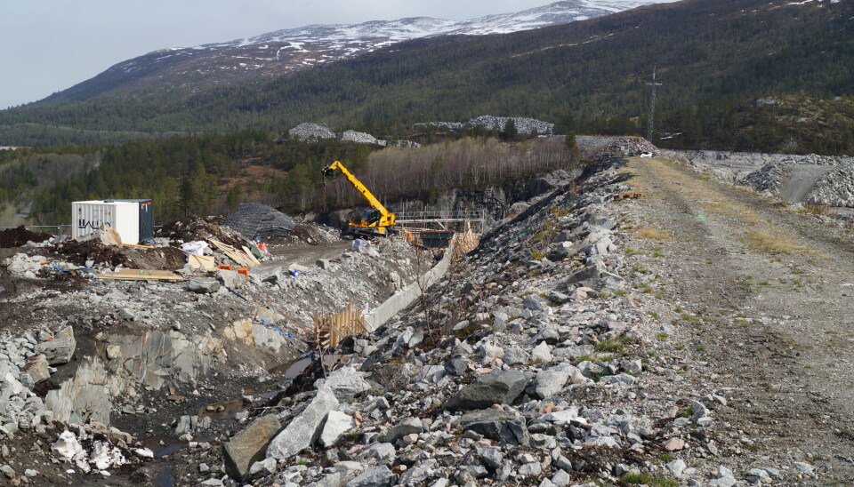 Her pågår arbeidet med ny vengemur ved Gråsjø. I bakgrunnen kan ett av de massive mellomlagrene for masse skimtes.