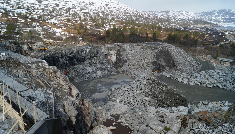 Bilde tatt over steinbruddet ved Gråsjø. Her skjæres det stein etter behov (som er stort) for damplastrerne.