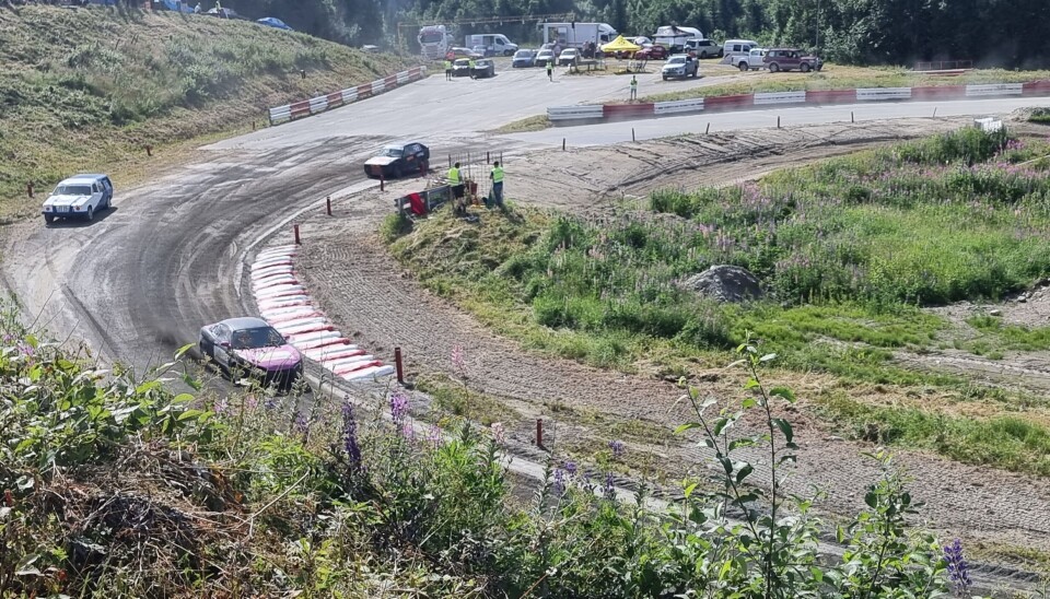 Dugnad på Trollheimen motorsenter - Vi trenger hjelp! 3 biler kjører i en ving på rallybanen