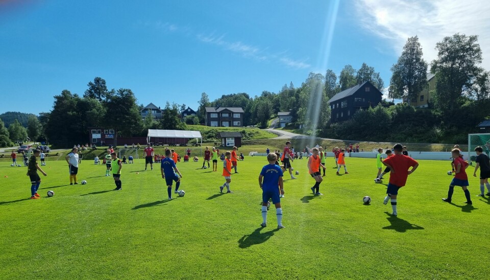 Fotball i sola på Rindal.
