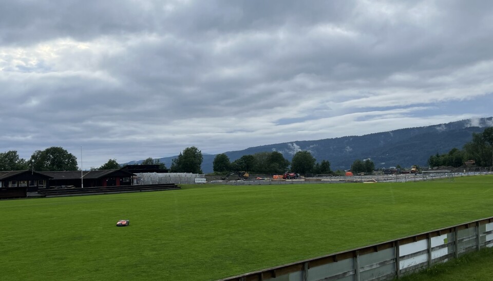 Arbeidet for å få ferdig fotballhallen til ønsket åpning i desember er godt i gang på Syltøran. Arbeidet for å få ferdig fotballhallen til ønsket åpning i desember er godt i gang på Syltøran.