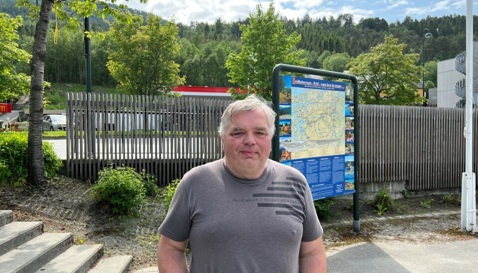 Hans Torslett ønsker å dra på landslagssamling i USA, men det blir effektivt hindret av økonomihåndteringen i SIL. Hans Torslett ønsker å dra på landslagssamling i USA, men det blir effektivt hindret av økonomihåndteringen i SIL.