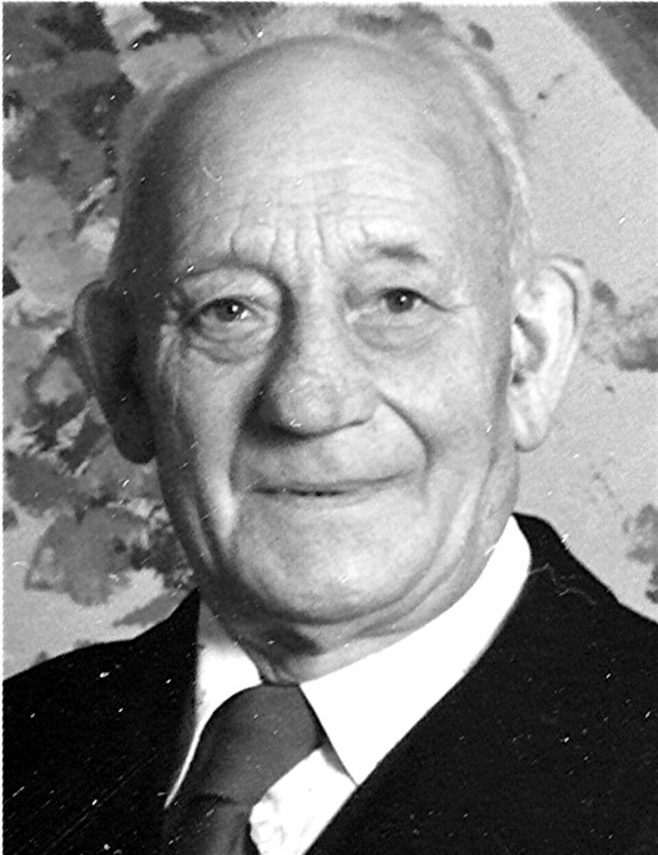 En gammel mann i sort hvitt bilde