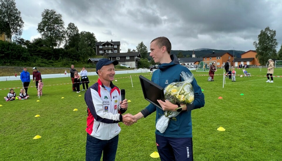 Leder i Idrettsrådet og jurymedlem Lars Olav Lund overrekker prisen til Øyen.