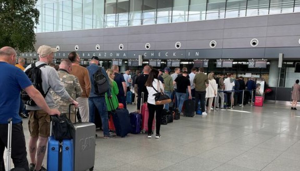 Streik gjør at mange blir stående i kjedelige flyplasskøer de kommende ukene. Lang kø på en flyplass med mange som skal sjekke inn koffertene sine