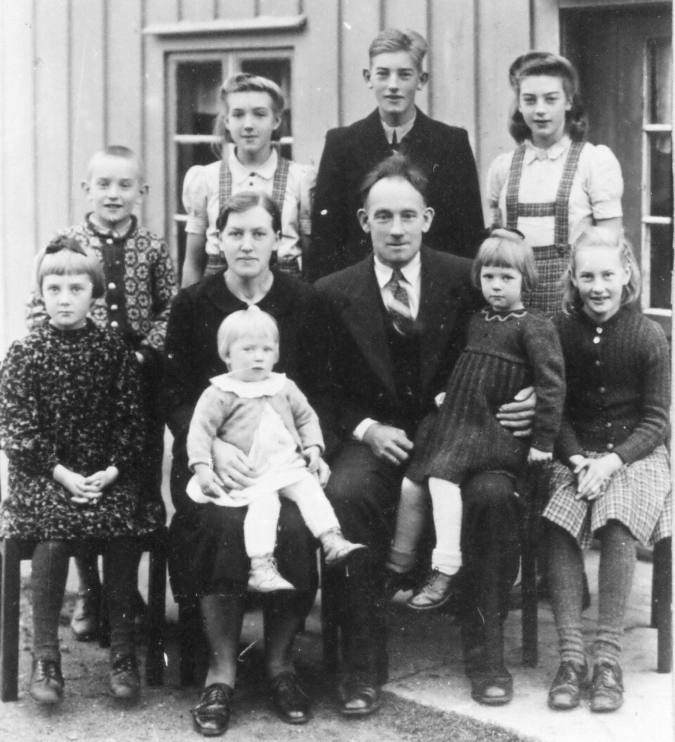 Et gammelt bilde i sort hvitt av en familie med barn
