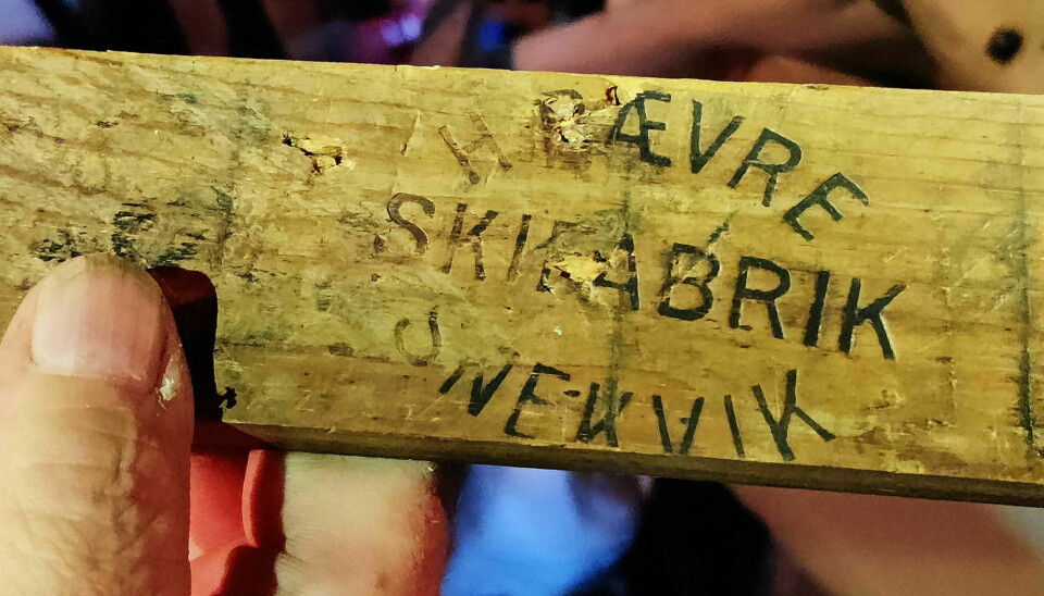 En trebit med inngravert 'H. Bævre Skifabrik Snekvik'