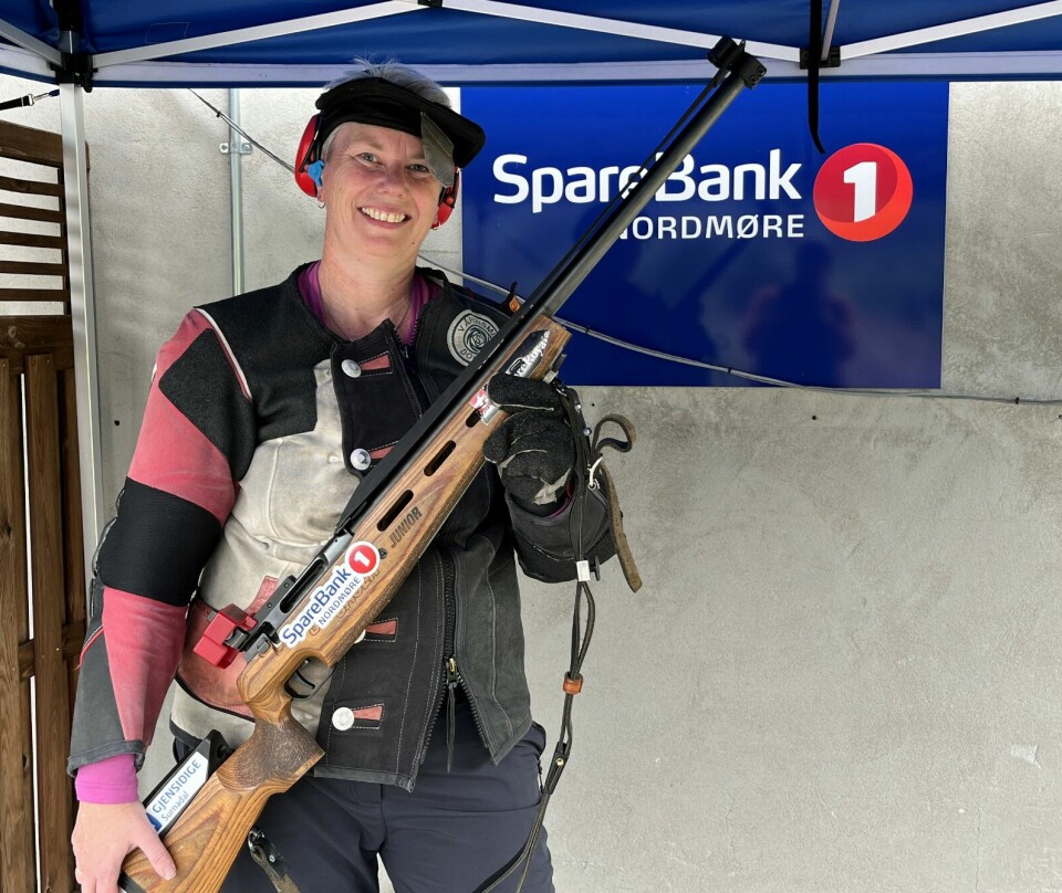 En kvinnelig skytter som står og holder ei rifle.
