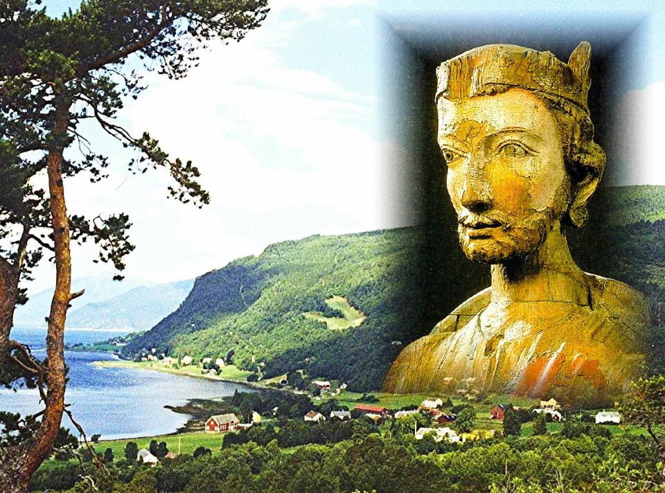 En montasje hvor det i bakgrunnen er et bilde av en fjord med grønne skoger og små hus rundt, på dette bildet er det lagt på et bilde av statue av Olav den hellige
