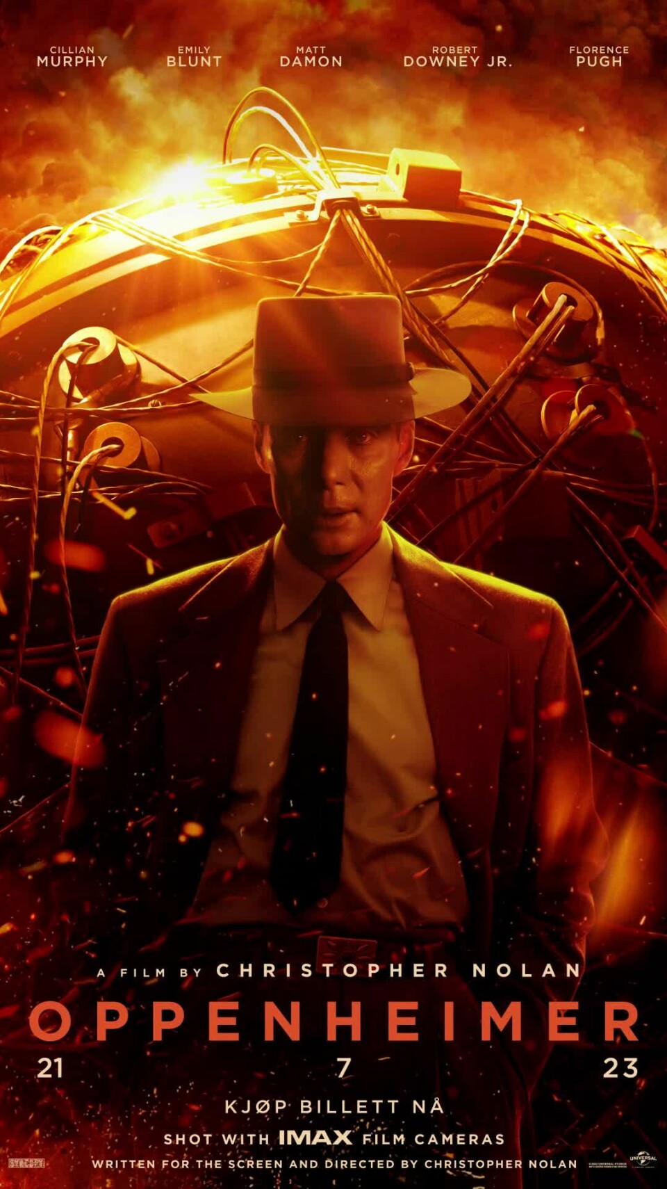 En filmplakat for filmen 'oppenheimer'. En mann i dress og hatt går foran en atombombe