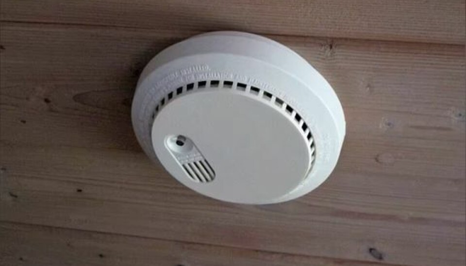 Dersom du er lenge borte fra hjemmet ditt, bør du alltid sjekke om du har batterier som fungerer i røykvarslerne når du kommer hjem. Det påpeker forsikringsselskapet If. En hvit røykvarsler i taket