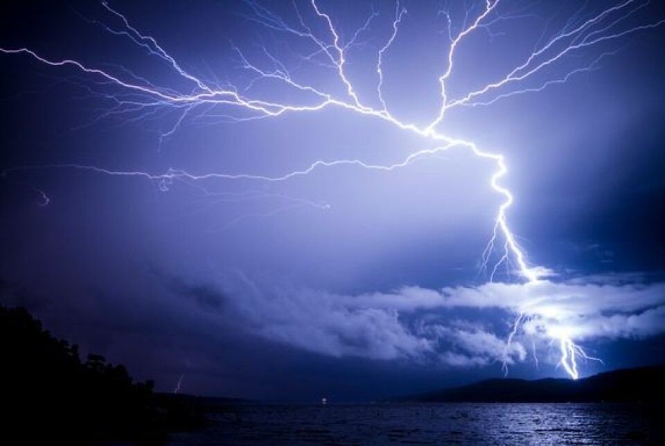 En blå himmel med et stort lynnedslag som dekker himmelen